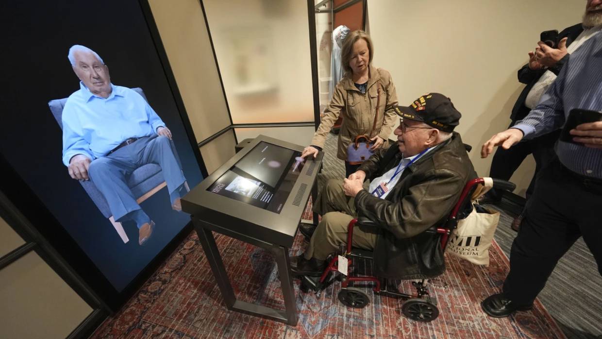 Veterano de la Segunda Guerra Mundial, Olin Pickens, mirando a la exposición virtual de sí mismo. (AP Photo/Gerald Herbert)