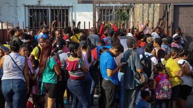 Miles de migrantes abarrotan oficinas de ayuda en la frontera sur de México  