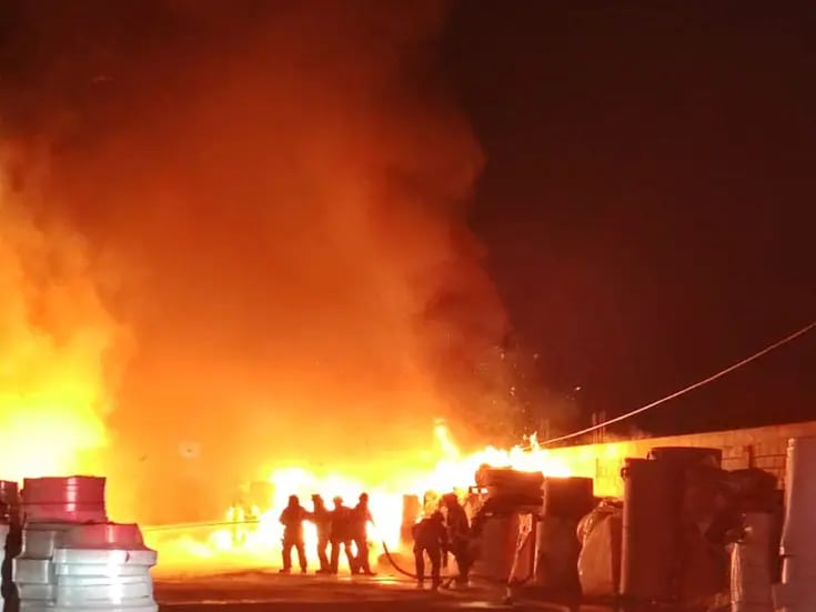 Se incendia material de una empresa en la colonia Xochimilco