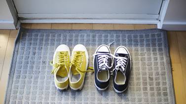 ¿De dónde viene la tradición de quitarse los zapatos antes de entrar a una casa?