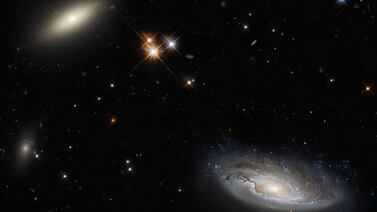 Hubble capta dos enormes galaxias que son parte del cúmulo de Perseo
