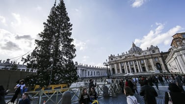Inaugura El Vaticano su Belén y enciende su árbol de Navidad