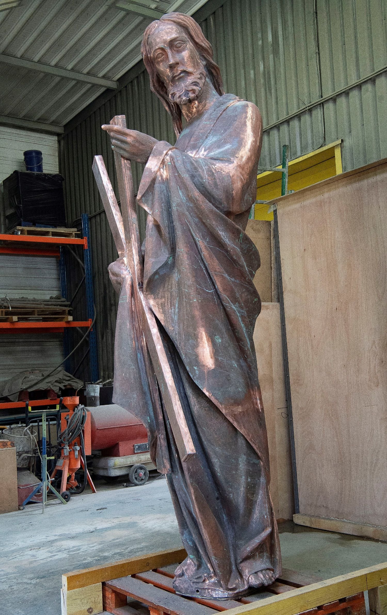 Estatua de bronce de San Andrés de la Catedral Notre-Dame de París, durante su restauración el pasado 1 de Abril en el taller de la SOCRA en Marsac sur L'Isle, Francia. EFE/ Caroline Blumberg