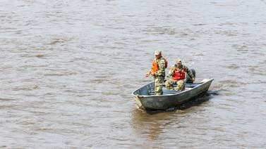 Vehículo militar es encontrado tras fuertes lluvias en Paraguay, el conductor y copiloto siguen extraviados
