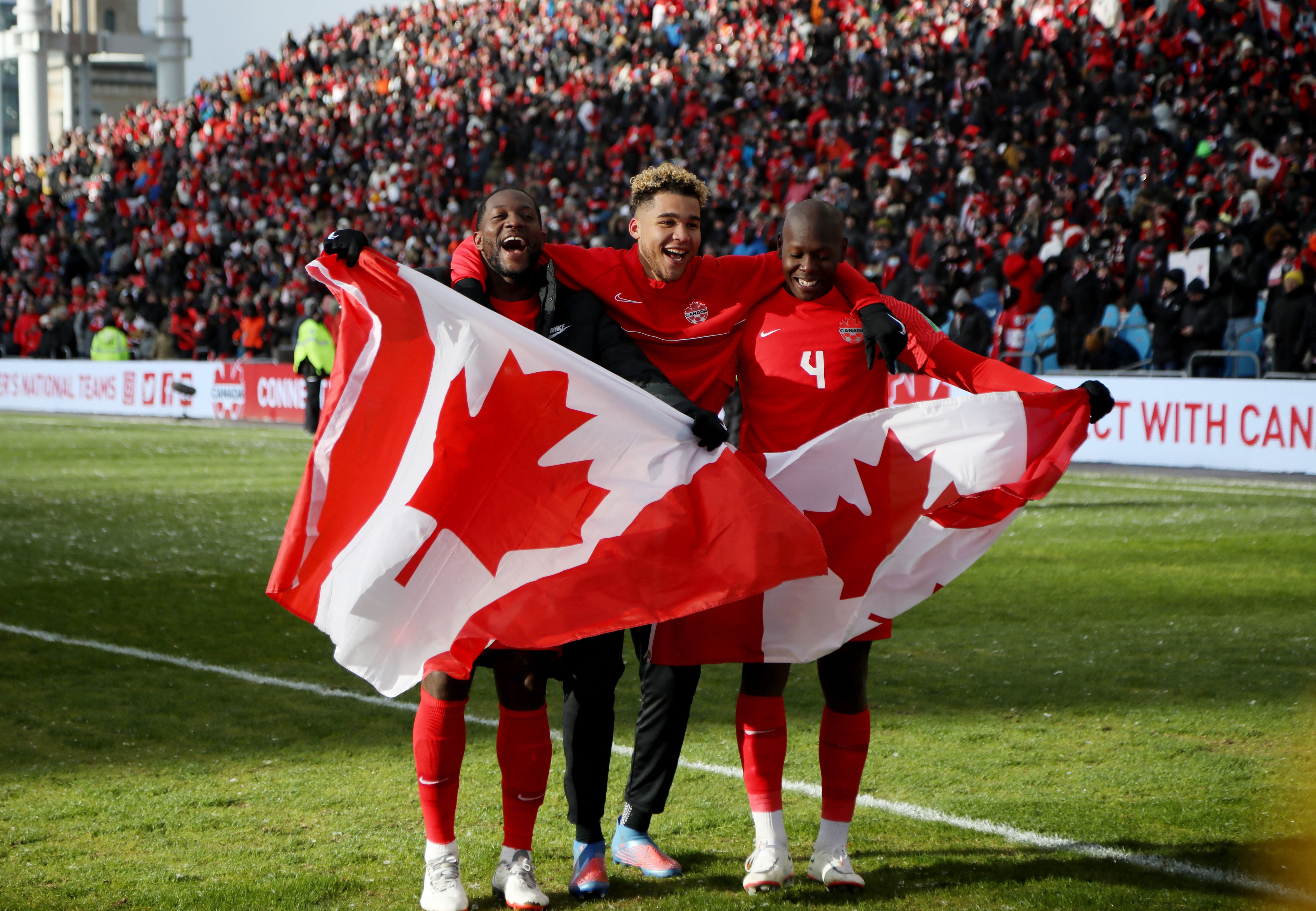 Jugadores de Canadá festejan con la bandera de su país la clasificación al Mundial después de 36 años. Estadio BMO Field, Toronto, Canadá. 27 de marzo de 2022.
REUTERS/Carlos Osorio