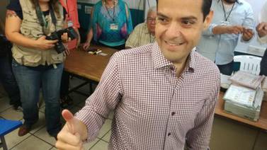 Emite su voto el candidato "Maloro" Acosta
