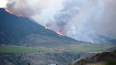 Ola de calor: Incendio forestal destruye la mayor parte de un pueblo en Canadá; "el 90% está incendiado"