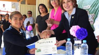 Alcaldesa reconoce a estudiantes sobresalientes de la primaria Aztlán
