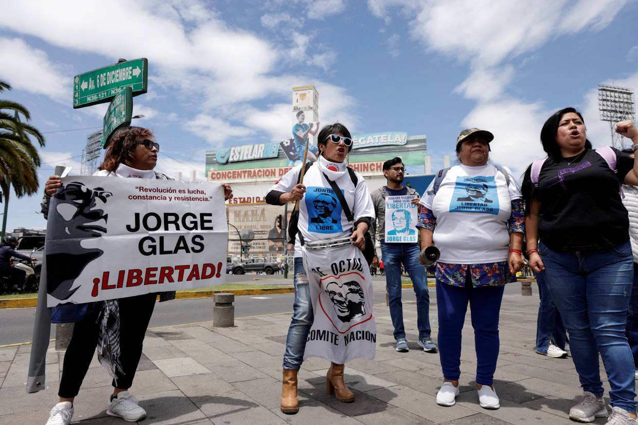 Manifestantes se reúnen frente a la embajada de México en Ecuador para pedir la libertad del exvicepresidente de Ecuador Glas, en Quito, 6 de abril, 2024. REUTERS/Karen Toro