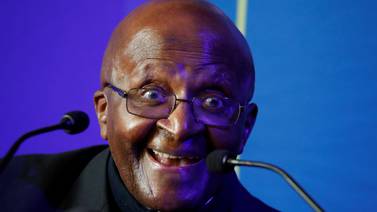 Dan el alta al Nobel Desmond Tutu tras seis días hospitalizado