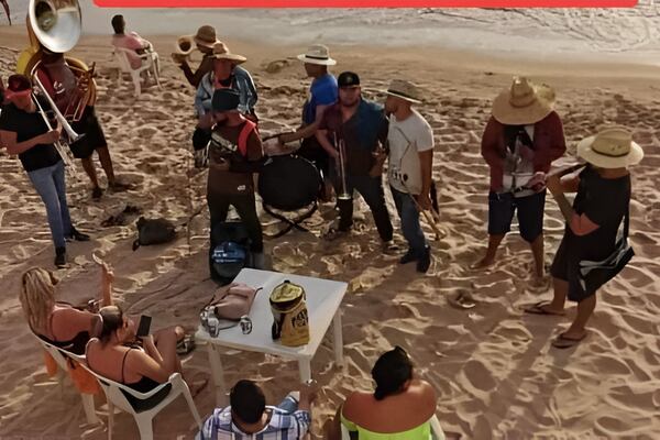 Bandas y grupos musicales autorizados para tocar en las playas de Mazatlán