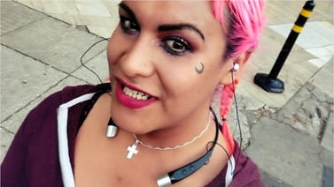 María Clemente García, diputada trans de Moren a recibe audífonos para que escuche reggaetón; le gusta La Bellakath