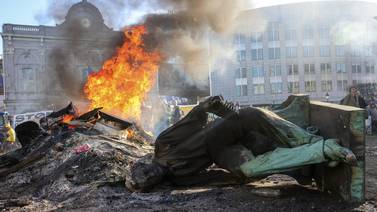 Agricultores de Europa suben tono de sus protestas: derriban e incendian estatua frente a Eurocámara