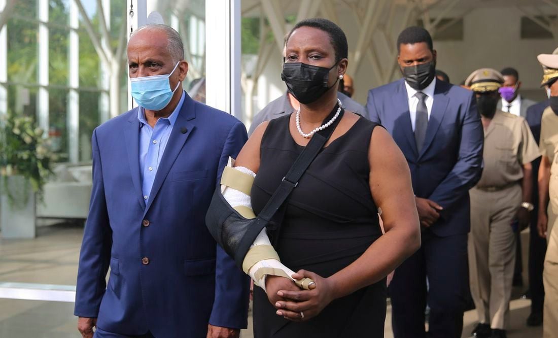Martine Moise llega para rendir homenaje a su difunto esposo, el entonces presidente Jovenel Moise, en el Museo Nacional del Panteón en Puerto Príncipe, Haití, el 21 de julio de 2021. | AP