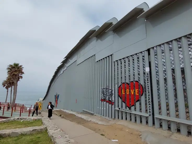 Impiden a familias ‘abrazarse’ en el muro de Playas de Tijuana