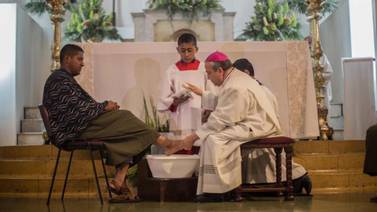Recrea padre Murphy  lavatorio de los pies  de Cristo con migrantes