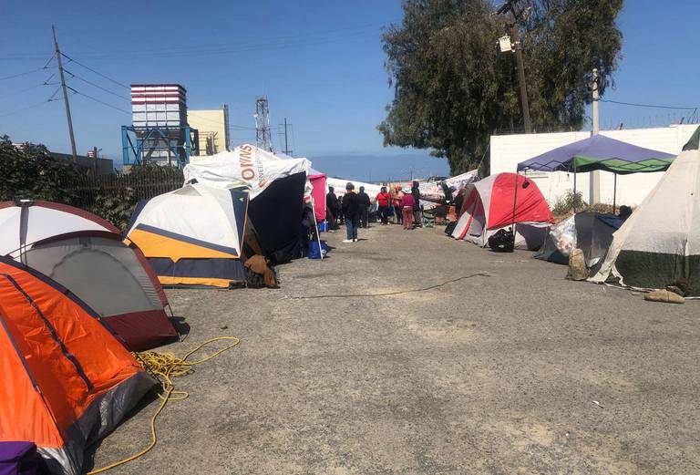 Los residentes del Maclovio Rojas instalaron casas de campaña en la entada de la terminal desde el domingo por la noche.