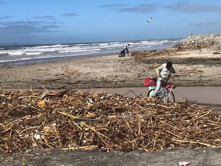 Llegan alrededor de 9 toneladas de basura y desechos a playa centro de Rosarito