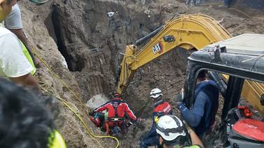 Mueren dos trabajadores al quedar sepultados 6 metros en obra de drenaje en Oaxaca
