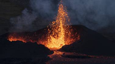 Se registra erupción volcánica en isla de Japón