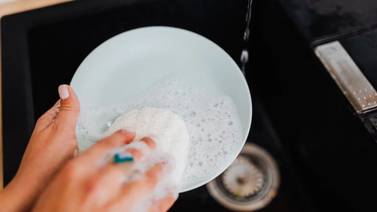 ¿Lavar los trastes con jabón y cloro? Experta advierte sobre los peligros y consecuencias