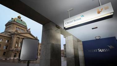 Banco UBS absorbe Credit Suisse para estabilizar la plaza financiera suiza
