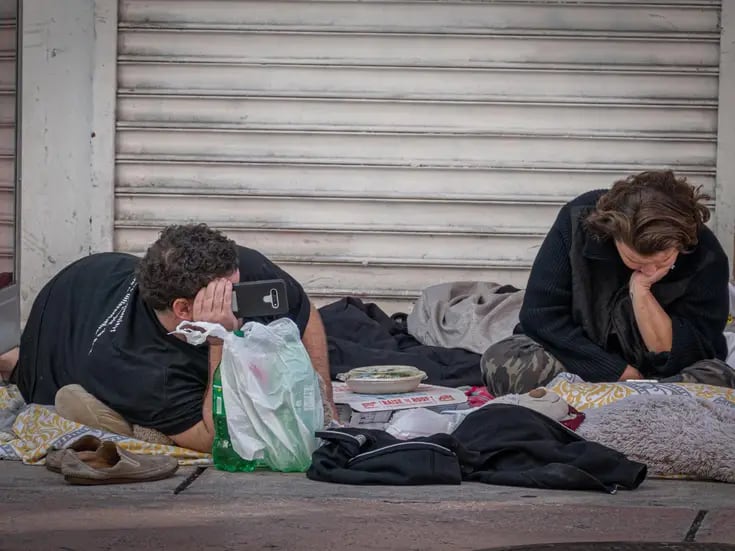 Florida prohíbe a personas sin hogar dormir en calles y parques