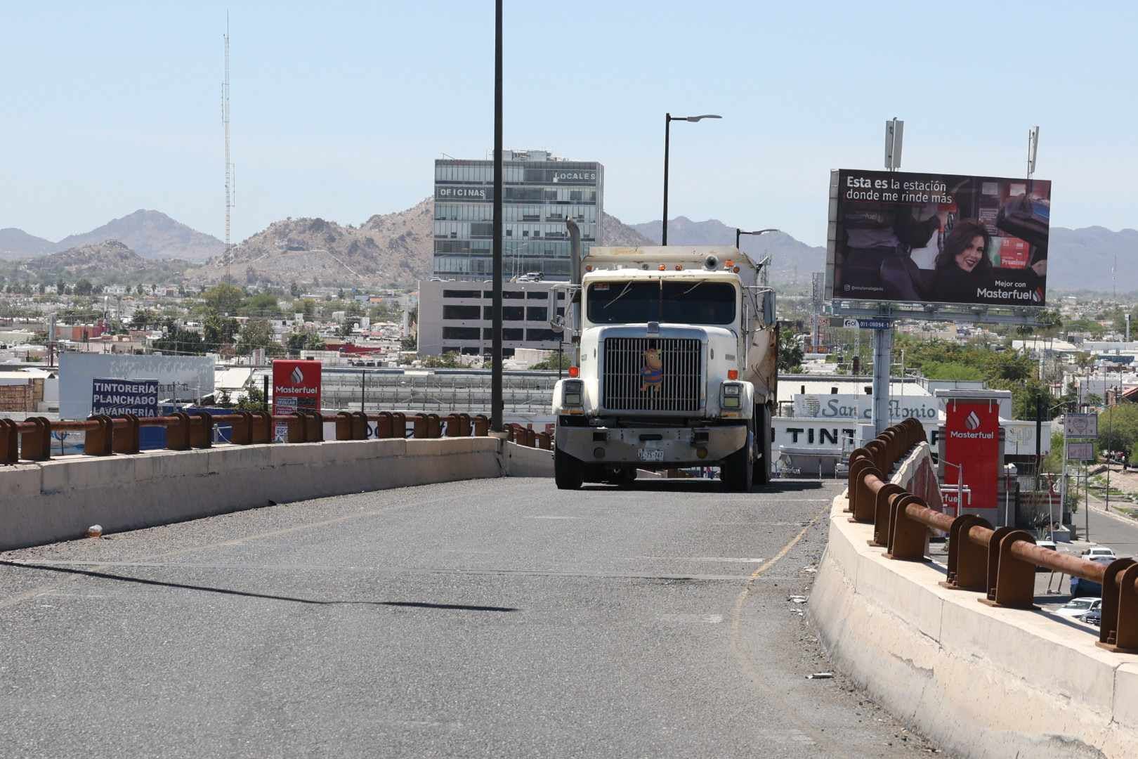 Vehículo varado paraliza tráfico en puente desnivel del Luis Encinas