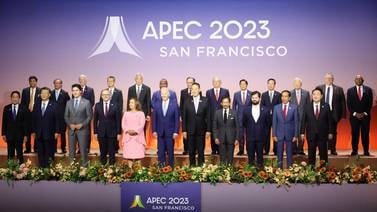Renunón entre líderes en el APEC en San Francisco, AMLO abraza a Gabriel Boric y Biden junto a Boluarte en foto oficial