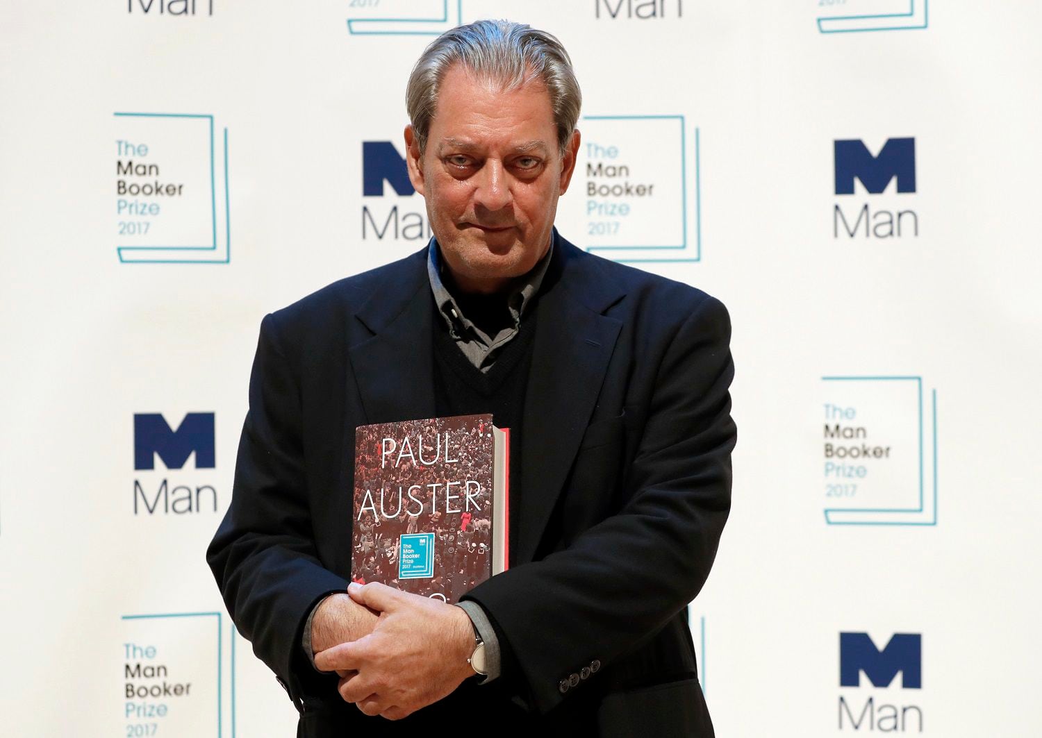 Paul Auster posa con su libro "4 3 2 1" en una sesión con los seis finalistas del Premio Man Booker 2017 de Ficción, en Londres.
