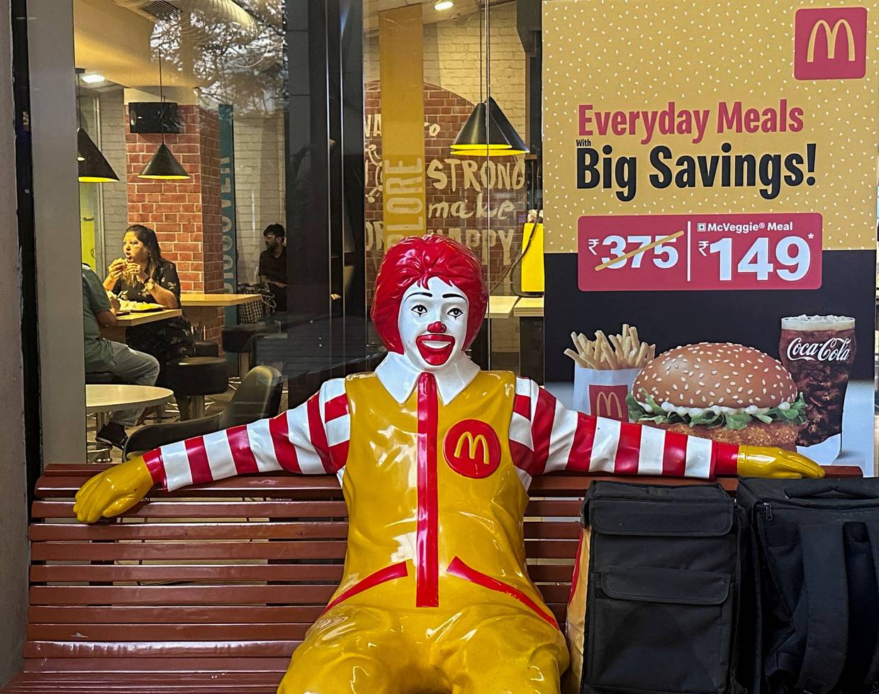 FOTO DE ARCHIVO. Una estatua de Ronald McDonald, la mascota oficial de la cadena de comida rápida McDonald's en su establecimiento de Bombay, India. 26 de febrero de 2024. REUTERS/Francis Mascarenhas