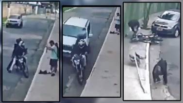 VIDEO: Conductor atropella a asaltantes en motocicleta y evita robo