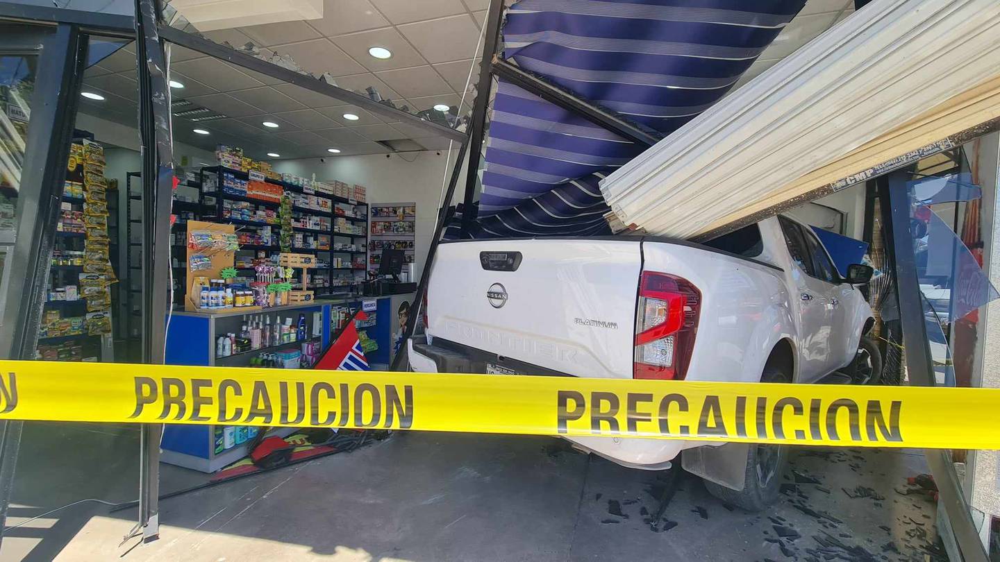 Camioneta se estrella contra farmacia en Hermosillo