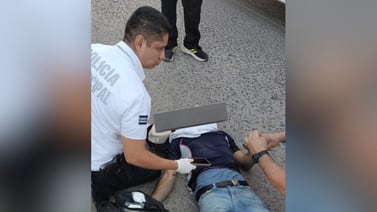 Policía auxilia a hombre accidentado