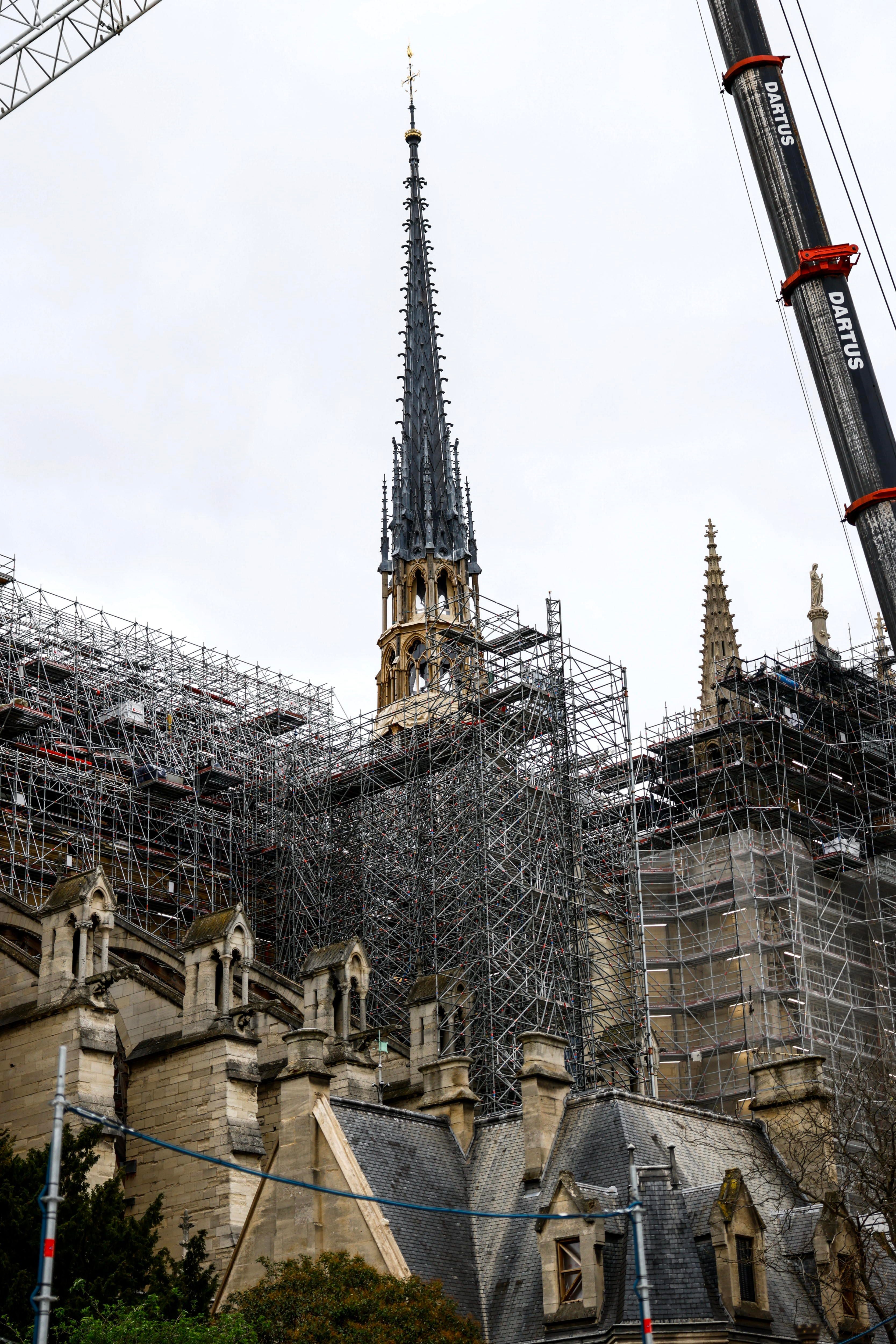 Paris (France), 15/04/2024.- The new spire of Notre-Dame Cathedral, in Paris, France, 15 April 2024. Five years on since the collapse of the Notre-Dame cathedral's spire in a devastating fire on 15 April 2019, its reopening is scheduled for December 2024, according to Philippe Jost, president of the public body overseeing its reconstruction. (Francia) EFE/EPA/MOHAMMED BADRA
