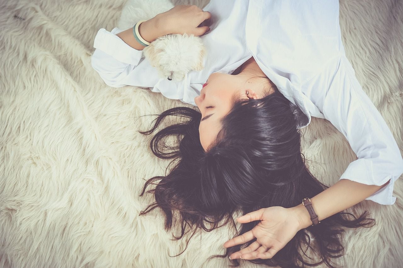 Un estudio reveló que los adultos jóvenes están priorizando tener como mínimo 8 horas diarias de sueño. | Pixabay