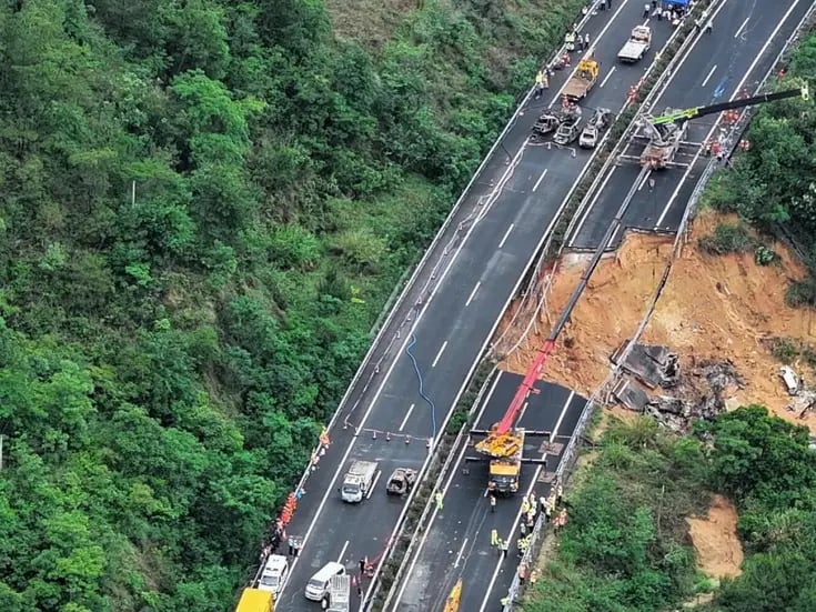 Tragedia en China: Se desploma autopista y mueren 24 personas