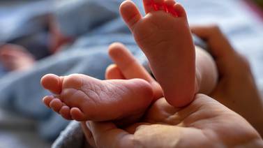 Arrestan a padres de mellizas recién nacidas luego de intentar venderlas