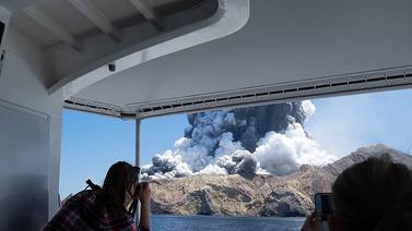 Recién casados entre las víctimas en erupción de volcán en Nueva Zelanda