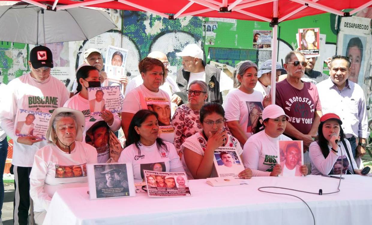 Familiares de personas desaparecidas en conferencia de prensa desde la Glorieta de las y los Desaparecidos. Foto: Carlos Mejía / EL UNIVERSAL