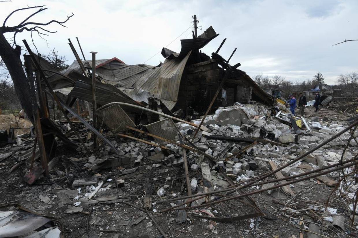 Trabajadores municipales y un oficial de policía inspeccionan los restos de un edificio residencial destruido durante un ataque ruso con misiles y drones, en medio del ataque de Rusia a Ucrania, en la ciudad de Kamianske, región de Dnipropetrovsk, Ucrania.