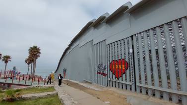 Impiden a familias ‘abrazarse’ en el muro de Playas de Tijuana