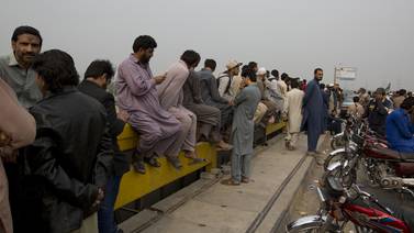 Pakistán ordena la salida de todos los inmigrantes ilegales, incluidos 1.73 millones de afganos