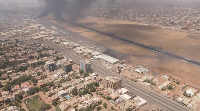 Humo se eleva sobre la ciudad mientras el ejército y los paramilitares chocan en lucha por el poder, en Jartum, Sudán | FOTO Instagram