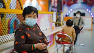 China reporta cerca de 60 mil muertes relacionadas con covid-19 en un mes