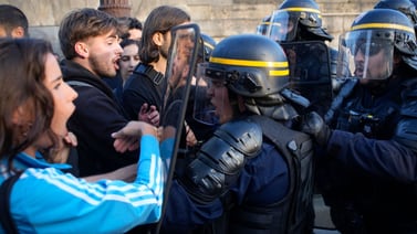 Se despliega operativo de 45 mil policías en Francia tras aumento de protestas violentas; van 917 arrestos