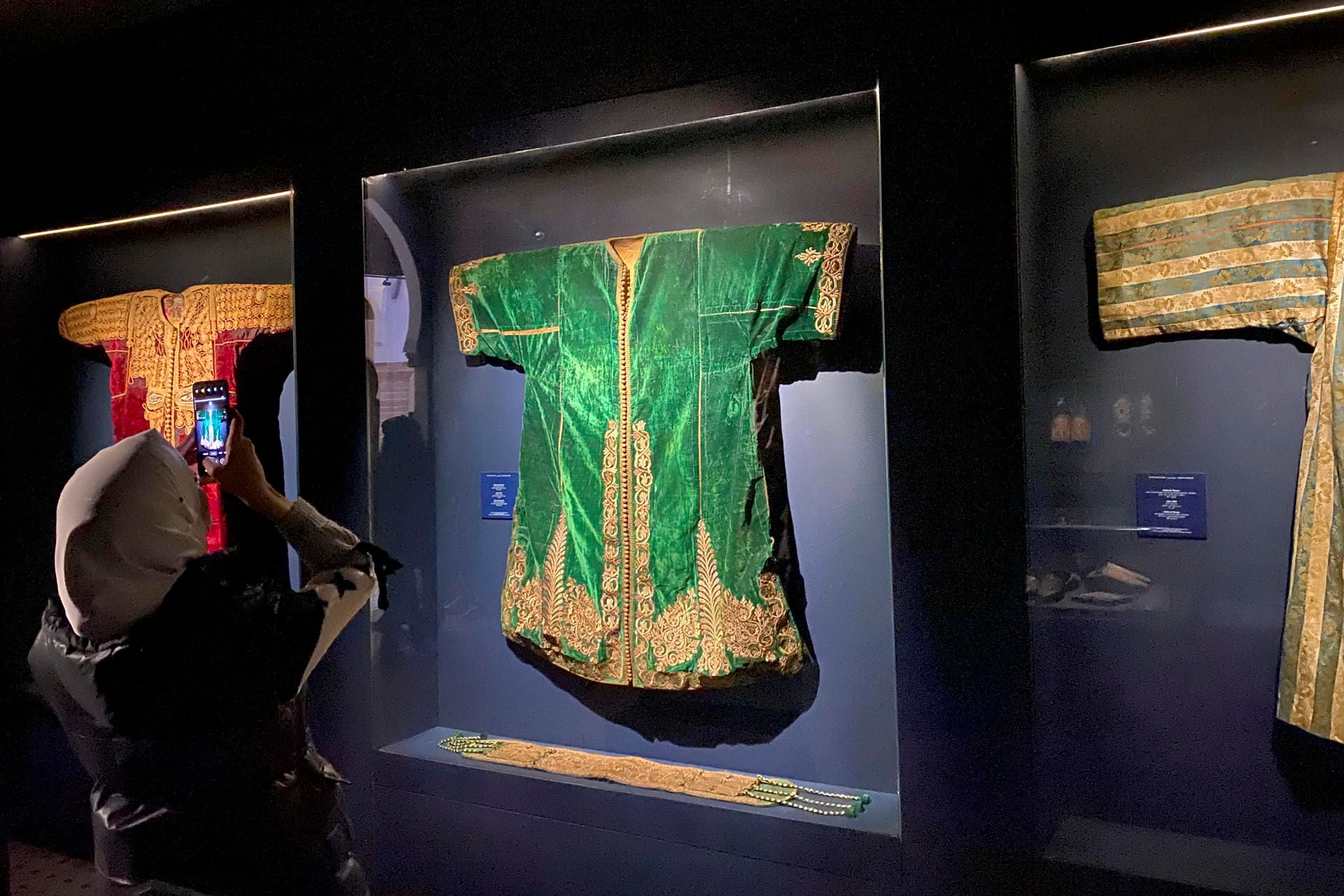 El primer museo marroquí de la historia de la joyería y los caftanes ha abierto este lunes sus puertas al público en Rabat con una exposición de ornamentos que datan de hasta 150.000 años de antigüedad. EFE/ Fatima Zohra Bouaziz
