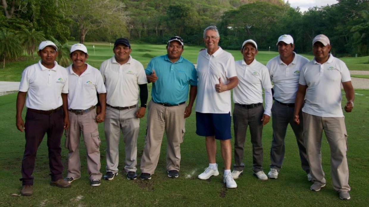 Salinas Pliego junto a trabajadores del campo de Golf "Las Parotas" que la GN le ha decomisado tras vencer concesión.