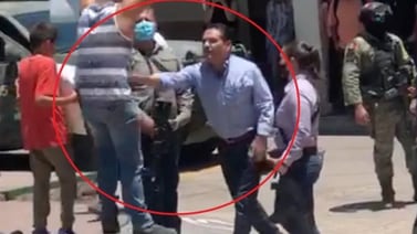 Presenta AMLO video de empujón que propina Silvano Aureoles, gobernador de Michoacán, a manifestante