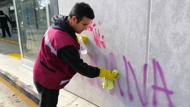 Limpian las pintas realizadas durante protestas feministas